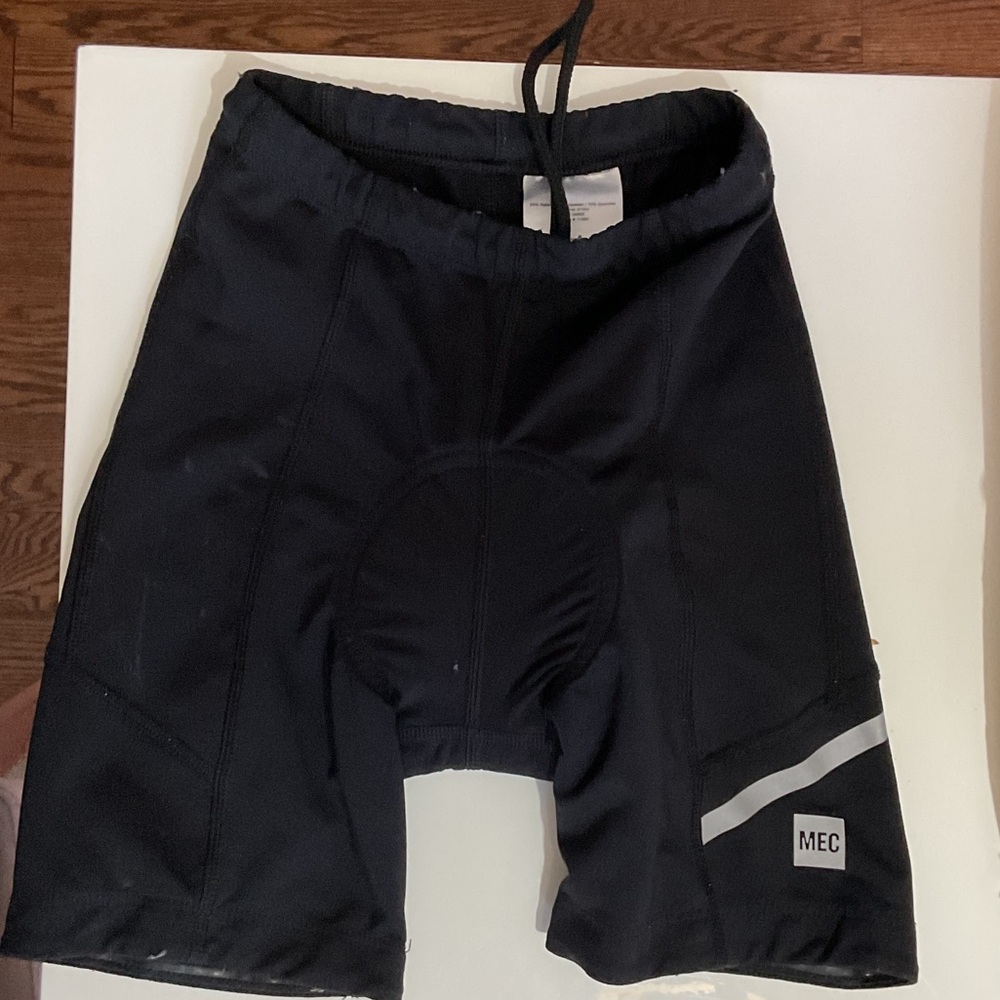 Kids biking shorts in very good condition. Size 8. Moutain Équipment Coop